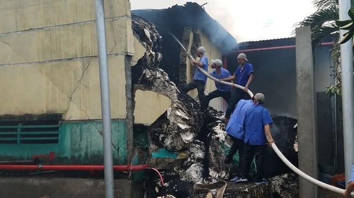 Lực lượng chữa cháy tại chỗ phối hợp khống chế dập lửa.