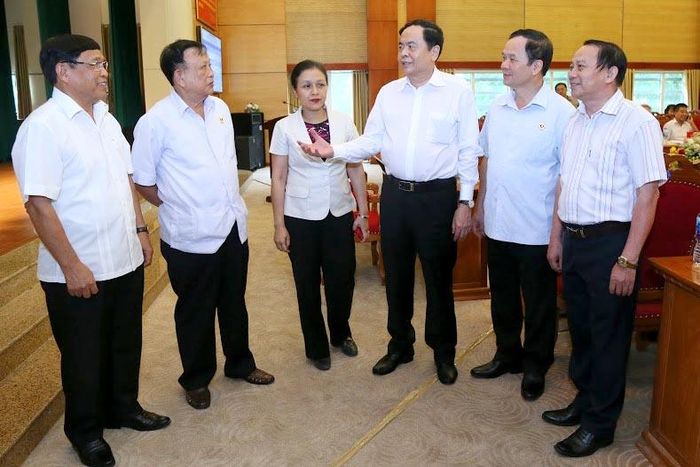 Chủ tịch Trần Thanh Mẫn trao đổi với các đại biểu tại Hội nghị.