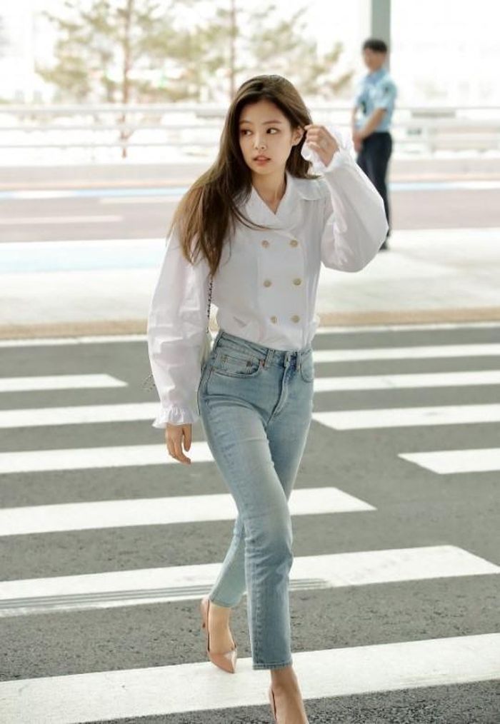 Năm ngoái, thành viên Jennie Kim của nhóm nhạc nổi tiếng BlackPink đã được thương hiệu Chanel chọn làm đại sứ tại Hàn Quốc vì khả năng "sang chảnh" hóa mọi set đồ dù là "khó nhằn" nhất. Các trang phục từ đời thường cho đến lúc lên sân khấu hay thảm đỏ của nữ idol đều đến từ nhà mốt Pháp. Ảnh: Instagram NV.