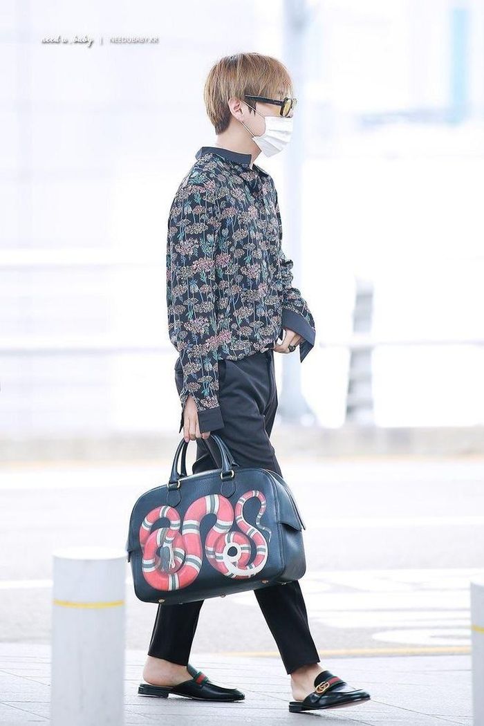 Thành viên V của nhóm BTS được fan đặt cho biệt danh "Gucci Boy", hay "thánh sống Gucci" vì tất cả phụ kiện như túi xách, giày, dép, vòng tay... của anh đều đến từ thương hiệu này. Ảnh: Allkpop.