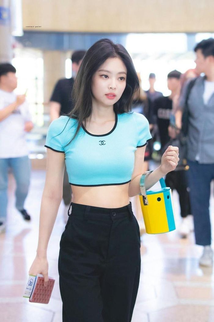 Hồi tháng 7 năm ngoái, Jennie từng gây chú ý khi xuất hiện tại sân bay với chiếc crop top màu xanh bắt mắt của Chanel được sản xuất từ những năm 1990. Mới đây nhất là set đồ Chanel cùng style make up eyeliner màu xanh biển đậm của nữ idol sinh năm 1996 cũng được dự đoán sẽ trở thành hot trend trong năm nay. Ảnh: Instagram NV.