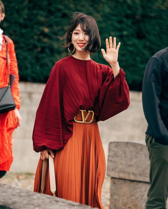 Gần đây nhất, khi xuất hiện tại Paris Fashion Week 2019, nữ diễn viên khiến người hâm mộ không khỏi choáng váng khi diện nguyên set đồ gần 200 triệu đồng thuộc bộ sưu tập xuân hè 2019 của Valentino. Màu sắc, cách mix trang phục và phụ kiện khiến 9X trông xinh đẹp và thời thượng. Ảnh: Instagram NV.
