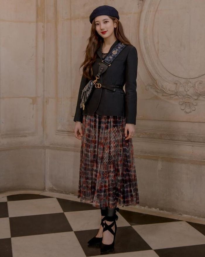Suzy từng được mời tham dự show Dior tại Paris Fashion Week 2019. Cô ghi điểm hoàn toàn khi diện set đồ hiện đại và cá tính của Dior gồm vest đen kết hợp váy dáng dài, quần tất đen, mix thêm phụ kiện cá tính như mũ beret cổ điển. Ảnh: Instagram NV.