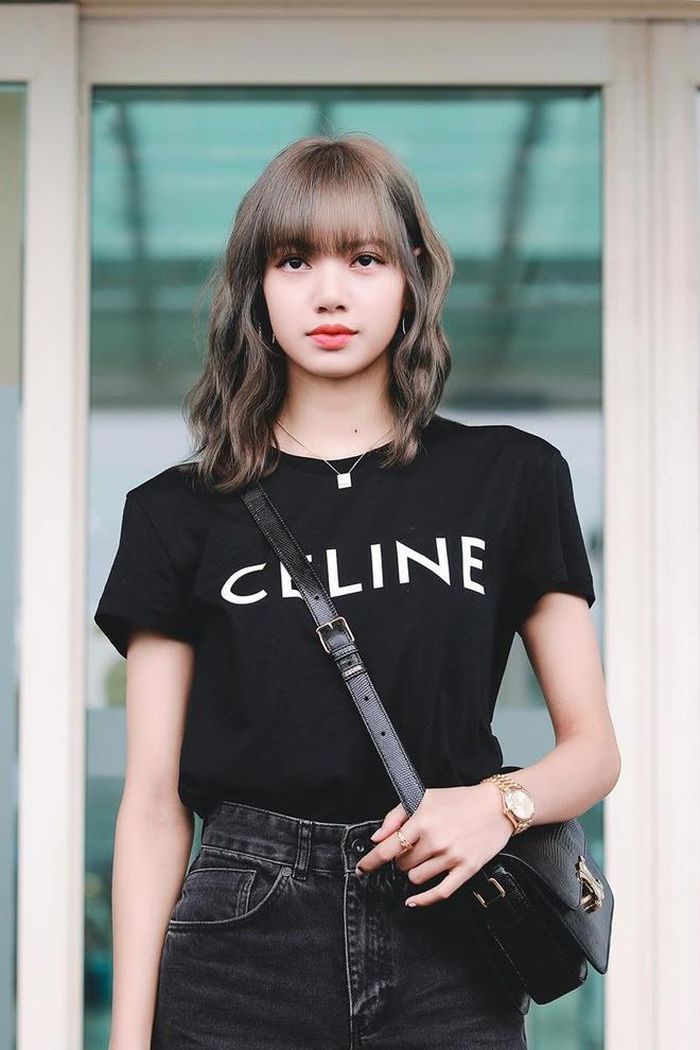 Set đồ của nữ idol khi ra sân bay lên đường sang Pháp để tham dự show của nhà mốt Celine cũng khiến thiên hạ trầm trồ. Cô kết hợp chiếc áo thun đen Celine (giá 540 USD) với túi xách Celine Triomphe (giá 7.000 USD), bộ vòng tay Cartier (15.580 USD), nhẫn Chrome Hearts (giá 5.574 USD) và đồng hồ Rolex (31.550 USD). Ảnh: Instagram NV.
