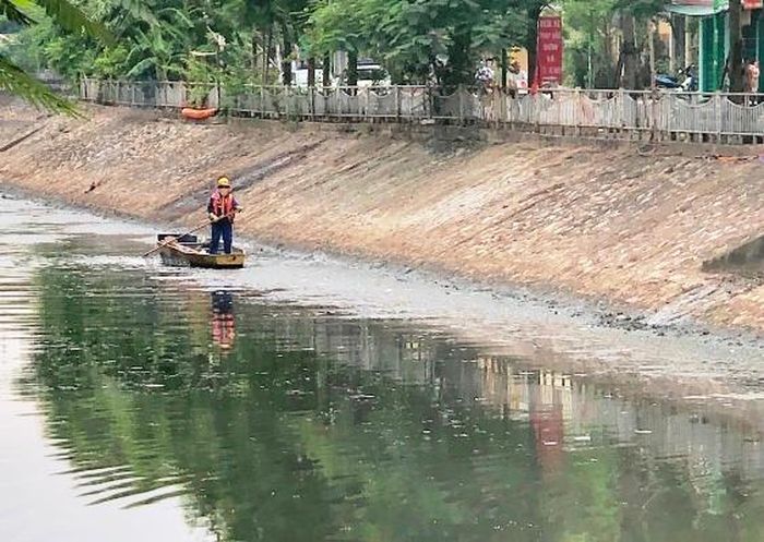 Công nhân vệ sinh môi trường thu gom rác thải trên sông.