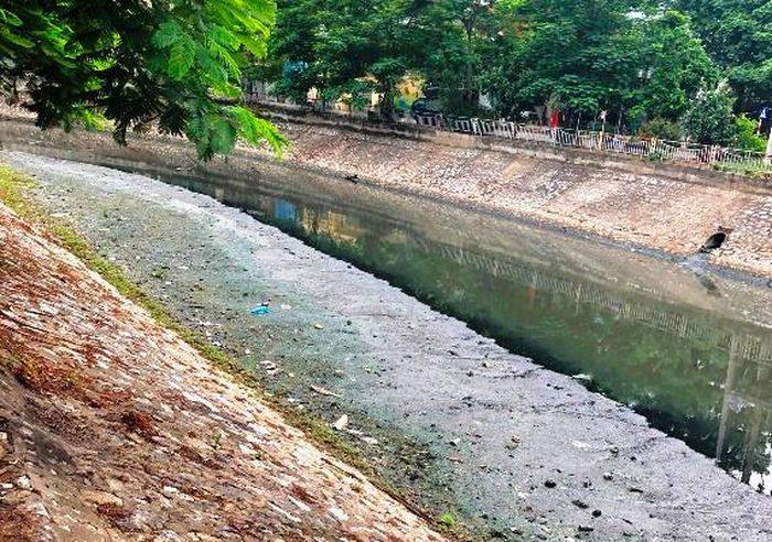 Nước sông đen ngòm, kèm với đó là rác thải, bùn đất trôi nổi trên bề mặt, bốc mùi quanh năm.