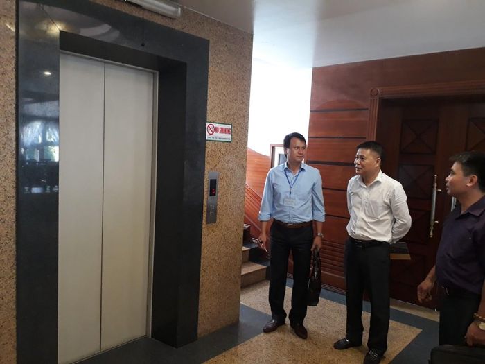 Đoàn kiểm tra liên ngành cũng đã trực tiếp kiểm tra việc treo, dán biển báo cấm hút thuốc tại các nhà hàng khách sạn trên địa bàn.