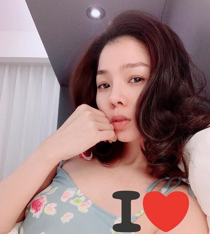 Lệ Quyên đăng ảnh để mặt mộc không trang điểm và hài hước viết: “Em ổn không? Ơ hay, làm gì có ai không ổn mà lại xinh thế này khi không trang điểm. Thông cảm nhé, nhớ Việt Nam quá nên có dấu hiệu không được bình thường”.