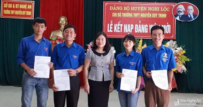 Kết nạp đảng viên mới trong trường học ở Nghi Lộc. Ảnh tư liệu: Nhật Tuấn