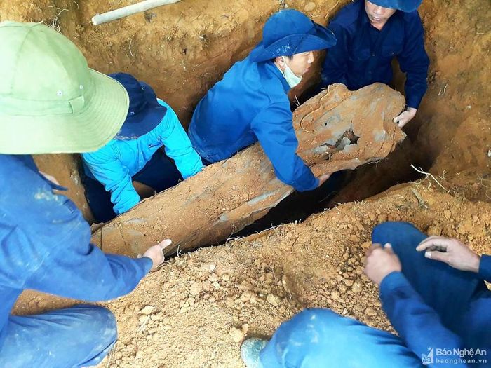 Quá trình đội cất bốc hài cốt các liệt sĩ. Ảnh: Tiến Hùng