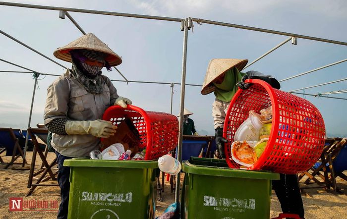 "Nhiều lần nhắc nhở khách du lịch không xả rác ra bãi biển, họ còn mắng còn chửi bảo là đấy là việc của các chị. Nhiều người còn cố tình vứt rác ra chúng tôi đã phải nhờ tới lực lượng an ninh bãi biển đến nhắc nhở họ mới thôi, nhiều người ý thức kém lắm" - chị Trần Thị Tám công nhân vệ sinh Bãi tắm Bãi Cháy - Hạ Long nói.