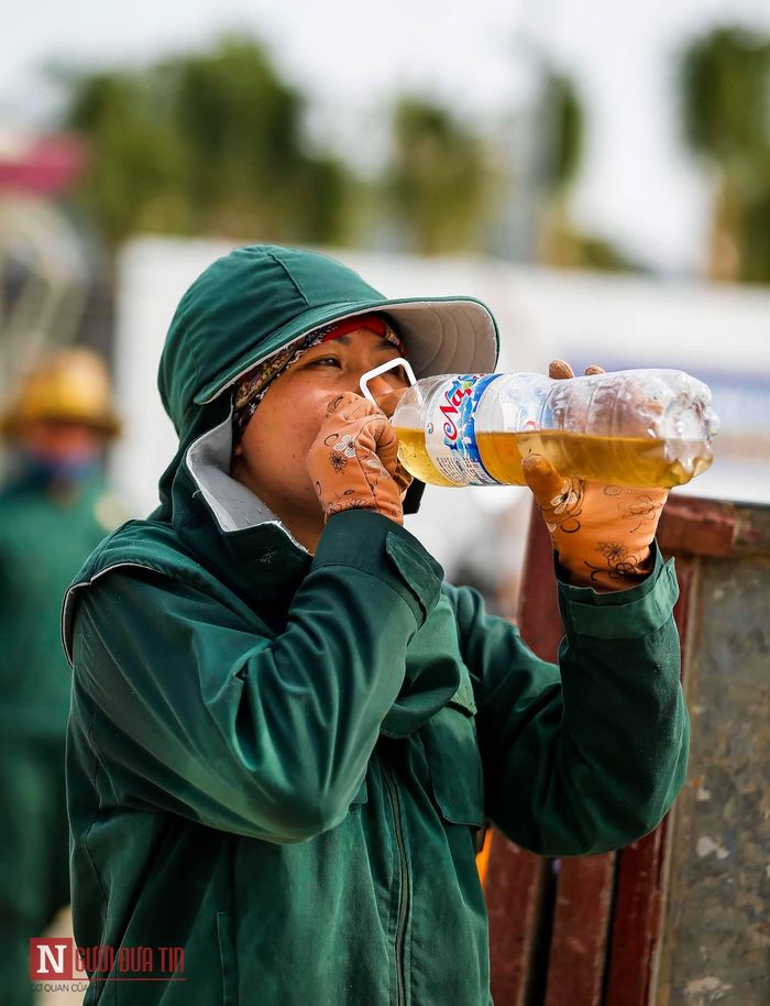 Những phút nghỉ ngơi, uống nước vội vàng, rồi lại bắt tay vào công việc.