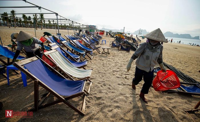 Tuy nhiên, không ít trong số đó đã bỏ quên "văn minh" khi đi du lịch. Theo thống kê của Ban quản lý bãi biển Bãi Cháy, mỗi ngày đội vệ sinh dọn trung bình 6 tấn rác. Bên cạnh những cành cây, lá cây khô trôi từ biển thì một lượng lớn là túi nilon, chai nhựa, hộp xốp, đồ ăn thừa… của người dân địa phương và khách du lịch "kỷ niệm" lại trên bãi cát sau cuộc vui của mình