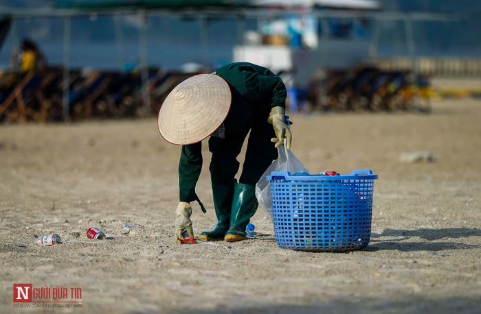 Rác thải chủ yếu là do khách du lịch xả ra. Túi nilon, chai lọ, đồ ăn thừa được những vị khách rời đi và gửi lại trên bãi biển.