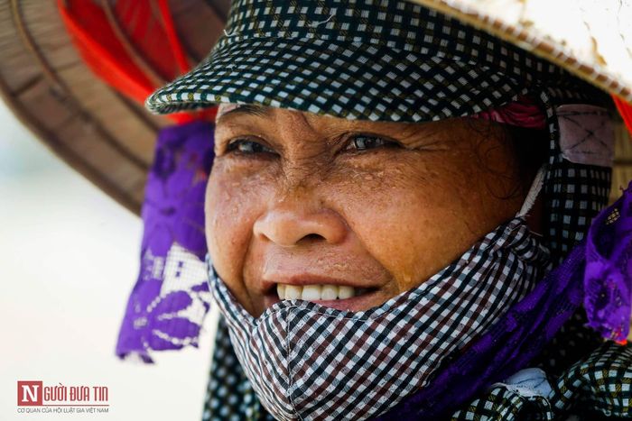 Chị Phan Thị Thủy- công nhân vệ sinh Bãi tắm Bãi Cháy - Hạ Long chia sẻ: "Làm công việc này tuy vất vả, mệt mỏi là thế, dù chỉ góp một phần nhỏ bé nhưng cũng cố gắng giữ gìn vệ sinh biển. Tôi mong mỗi người chúng ta nâng cao ý thức, bảo vệ môi trường thì bãi biển Hạ Long sẽ sạch và thu hút được đông khách du lịch".