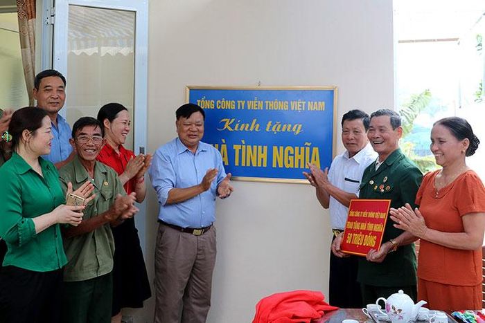 Ðại diện Hội Nạn nhân chất độc da cam/dioxin tỉnh bàn giao nhà tình nghĩa cho ông Nguyễn Minh Khai, nạn nhân chất độc da cam, tổ dân phố 10, phường Thanh Bình (TP. Ðiện Biên Phủ).