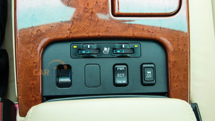 Nút chỉnh làm mát ghế, tắt cân bằng điện tử và chế độ lái của xe Lexus GS350 2008