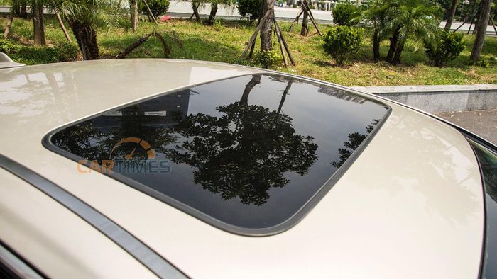 Xe vẫn trang bị cửa sổ trời