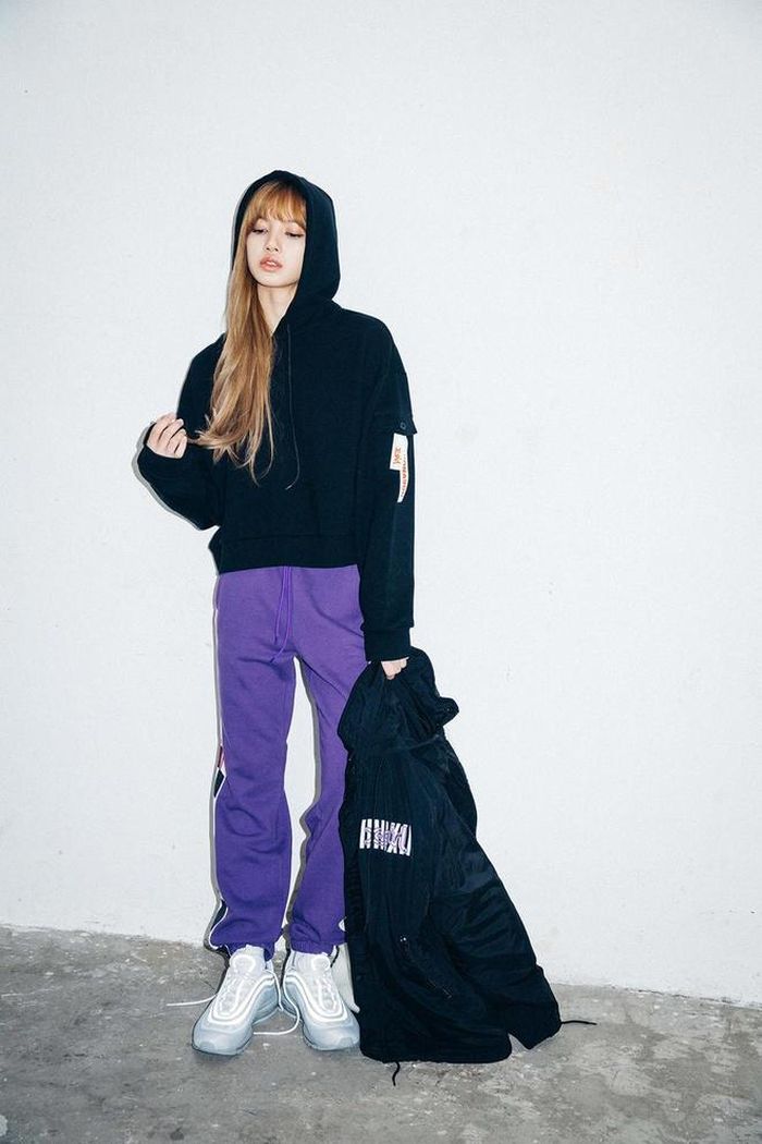 Quần thụng cũng là một trong những món đồ ưa thích của Lisa. Người đẹp thường diện cùng áo hoodie phom dáng quá khổ và sneakers đế thô đúng chuẩn dân streetwear.