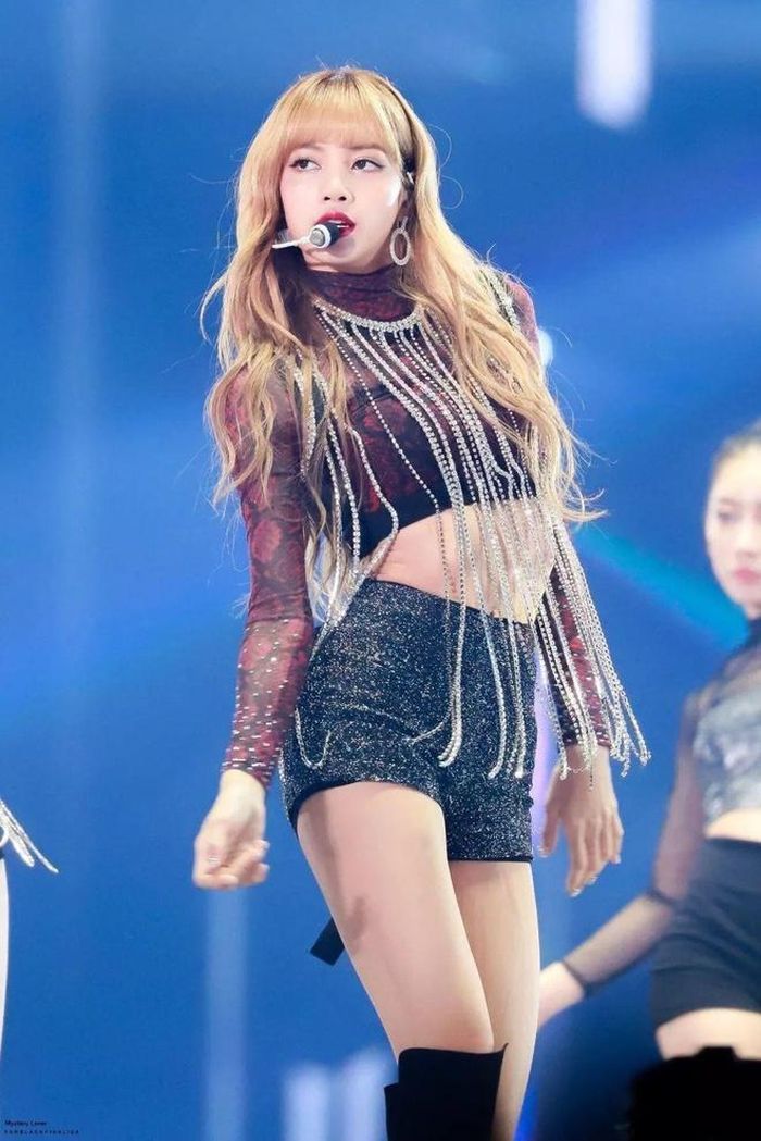 Là người sành sỏi về thời trang, nữ idol luôn biết cách kết hợp màu sắc và họa tiết trên trang phục tránh sự rối mắt, rườm rà. Với áo crop top in da rắn sắc đỏ, người đẹp tiết chế bằng cách diện quần shorts tông màu trung tính và nhấn nhá bằng phụ kiện đính đá. 