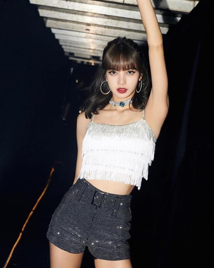 Trên sân khấu âm nhạc, người đẹp ưa chuộng kiểu quần shorts đính sequin lấp lánh kết hợp cùng crop top tua rua sành điệu. Màu sắc tương phản trên trang phục giúp hình ảnh Lisa nổi bật hơn.