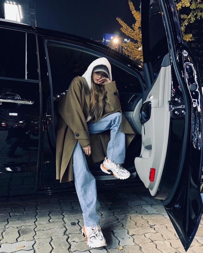 Không chỉ chất liệu thun, kiểu quần thụng jeans cũng được lòng thành viên BlackPink. Tuy nhiên, cô lại kết hợp cùng phom dáng áo khoác dáng dài để vóc dáng trông cân đối hơn.