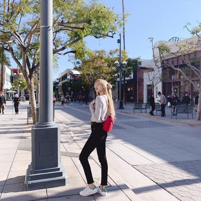 Theo chia sẻ của các tạp chí thời trang, tủ giày của Lisa có hơn 53 mẫu sneakers đủ loại, trong đó phụ kiện sắc trắng chiếm đa số. Nữ rapper trung thành với kiểu giày trắng thoải mái, thay vì giày cao gót gây tổn hại đến cơ thể.