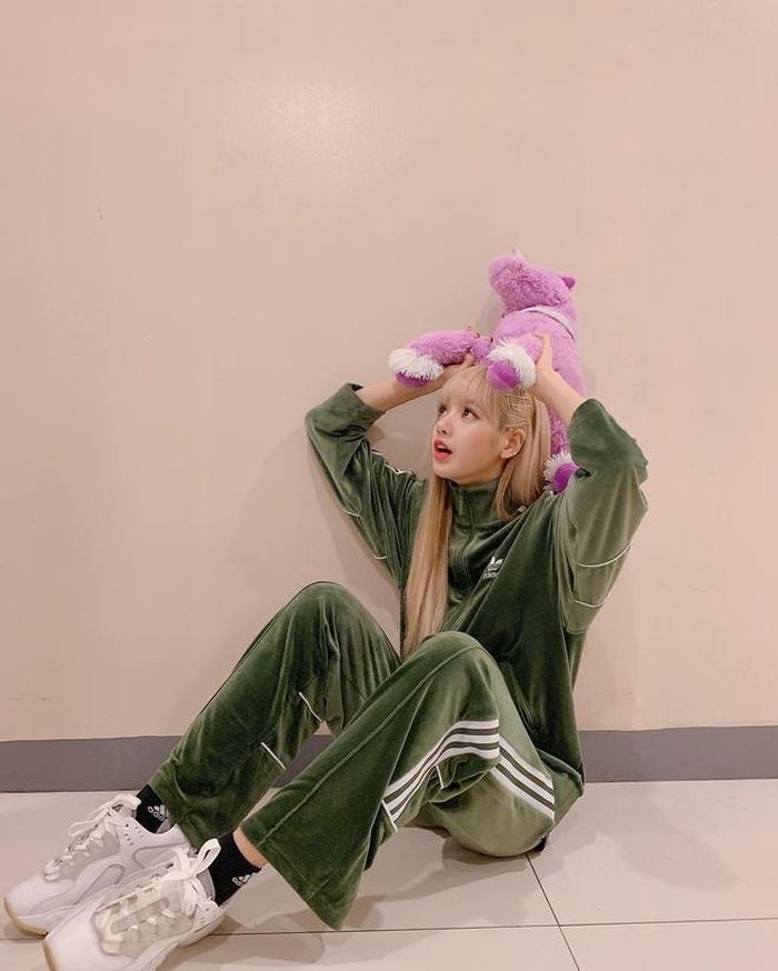 Diện giày sneakers, Lisa thường kết hợp với kiểu trang phục thể thao cùng đường kẻ sọc đồng điệu màu sắc với phụ kiện.