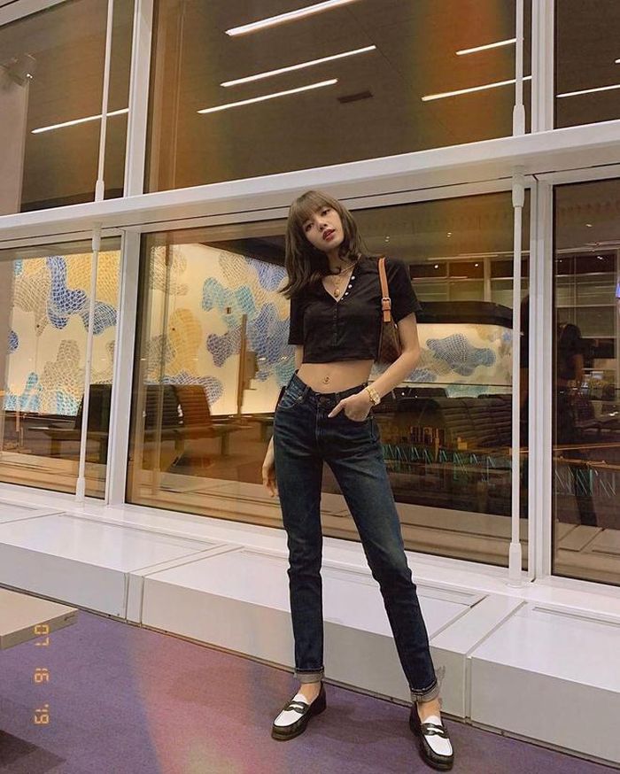 Thành viên nhóm BlackPink sở hữu những món đồ đặc trưng giúp tôn lên lợi thế hình thể. Hiểu rõ ưu điểm vóc dáng, cô thường diện áo crop top khoe vòng eo thon thả cùng kiểu dáng skinny jeans, quần shorts lưng cao hay quần ống thụng đúng chuẩn rapper.