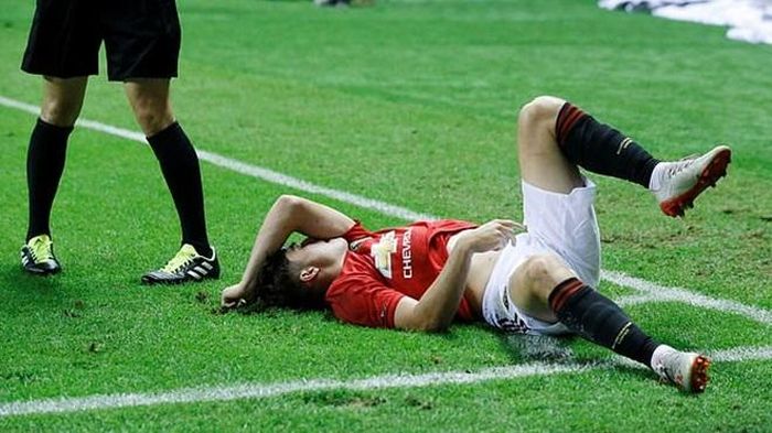 Daniel James nằm sân đau đớn