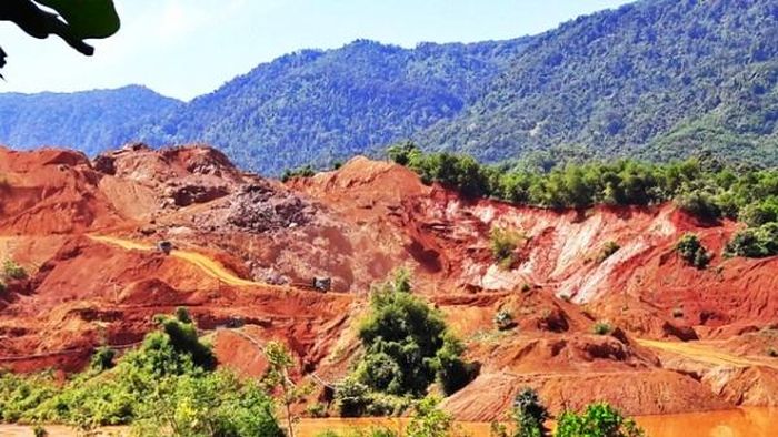 Công trường khai thác quặng sắt, quặng đồng ở xã Yên Thắng.