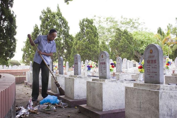 Những người quản trang, tận tâm ngày đêm gìn giữ vẻ sạch đẹp, linh thiêng của các nghĩa trang liệt sĩ tại Quảng Trị