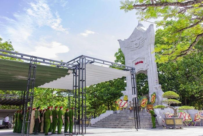 Dòng người từ khắp cả nước cùng đến nghĩa trang liệt sỹ ở Quảng Trị dâng hoa, dâng hương, tưởng nhớ những người con ưu tú của dân tộc đã không tiếc xương máu vì độc lập, tự do