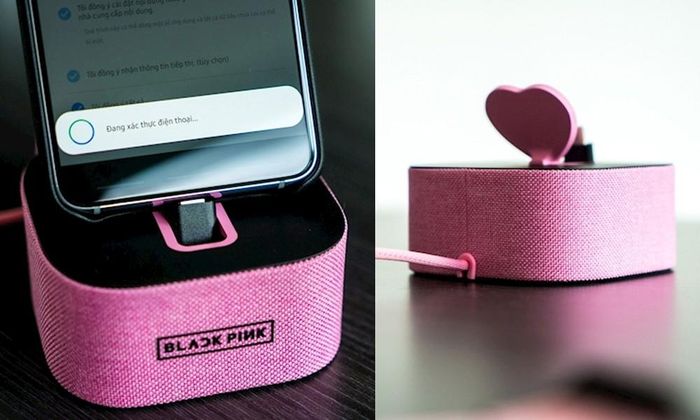 Không thể thiếu được, đó là một chiếc dock sạc màu hồng – đen đi kèm trong hộp sản phẩm. Thiết bị cho công suất sạc 15W, có phần thân được bọc bằng chất liệu vải. Logo BlackPink màu đen được in chính giữa thân trước, khẳng định dấu ấn của chủ nhân.