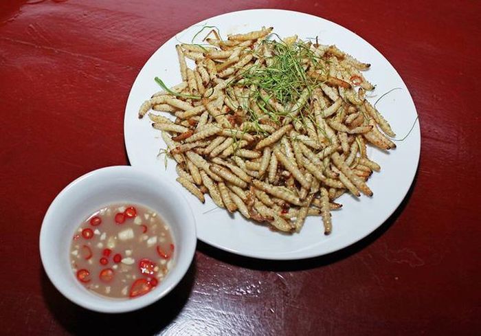 Do món này rất ngậy và giàu đạm nên phải có thứ nước chấm đặc trưng đi kèm là nước măng chua.