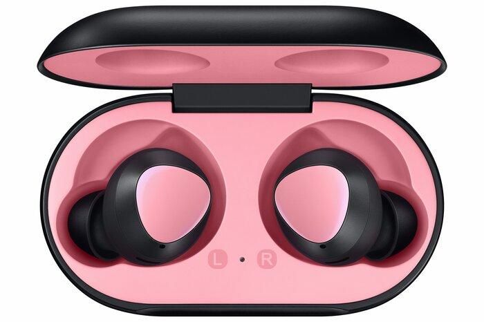 Tai nghe thông minh không dây Samsung Galaxy Buds màu đen hồng, tích hợp hệ thống âm thanh AKG dành cho những người muốn trải nghiệm nghe nhạc không gián đoạn khi di chuyển (giá bán lẻ đề nghị: 4,490,000 đồng).