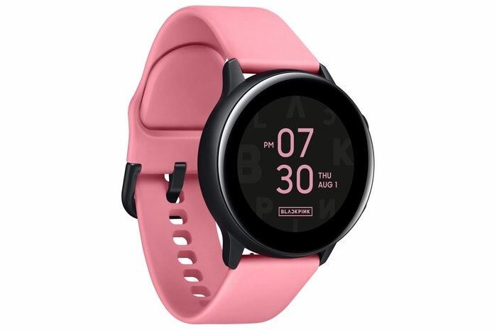 Đồng hồ thông minh Samsung Galaxy Watch Active màu đen hồng, kết hợp mặt đồng hồ tối giản cùng các tính năng theo dõi sức khỏe và việc luyện tập (giá bán lẻ đề nghị: 5,490,000 đồng).