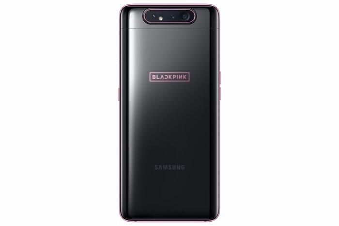 Samsung Galaxy A80 BlackPink có màu đen huyền, với điểm nhấn là viền kim loại màu hồng, logo BlackPink ở mặt sau. Đây là chiếc smartphone trang bị cụm 3 camera trượt xoay 180 độ, màn hình vô cực thế hệ mới New Infinity Display Full HD+ 6.7 inch, chip xử lý Snapdragon 730G (8nm) cùng bộ nhớ RAM 8GB và ROM 128GB (giá bán lẻ đề nghị: 14,990,000 đồng)
