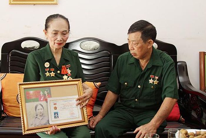 Bà Nguyễn Thị Hòa chia sẻ những câu chuyện ở chiến trường cùng đồng đội.