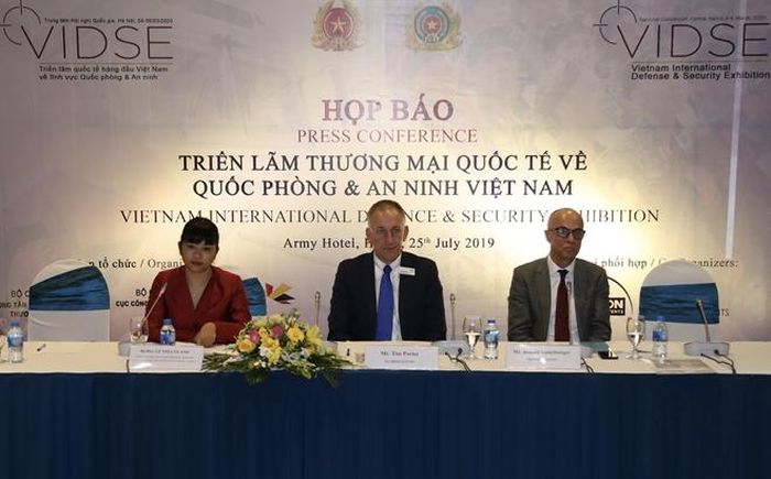 Đại diện đơn vị tổ chức thông báo về Triển lãm Quốc tế Quốc phòng & An ninh Việt Nam 2020.