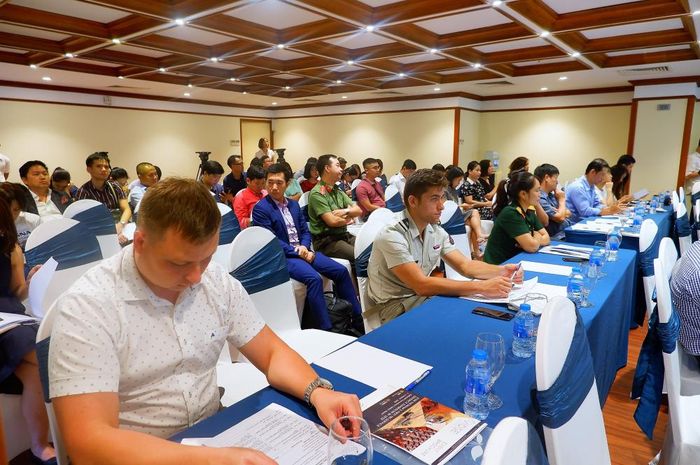Nhiều doanh nghiệp và đối tác nước ngoài có mặt tham dự họp báo. 