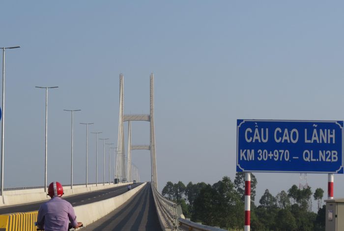 Cầu Cao Lãnh, cây cầu quan trọng bắc qua sông Tiền.