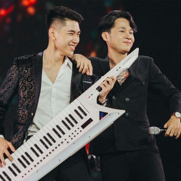 Cặp đôi đắt show sau thành công của hàng loạt ca khúc nổi tiếng. 