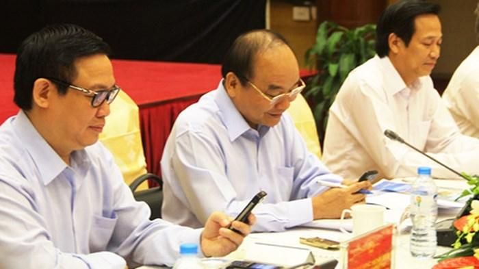 Thủ tướng Nguyễn Xuân Phúc và Phó Thủ tướng Vương Đình Huệ nhắn tin ủng hộ người nghèo trong Tháng cao điểm vì người nghèo năm 2016. Ảnh: VGP/Thành Chung
