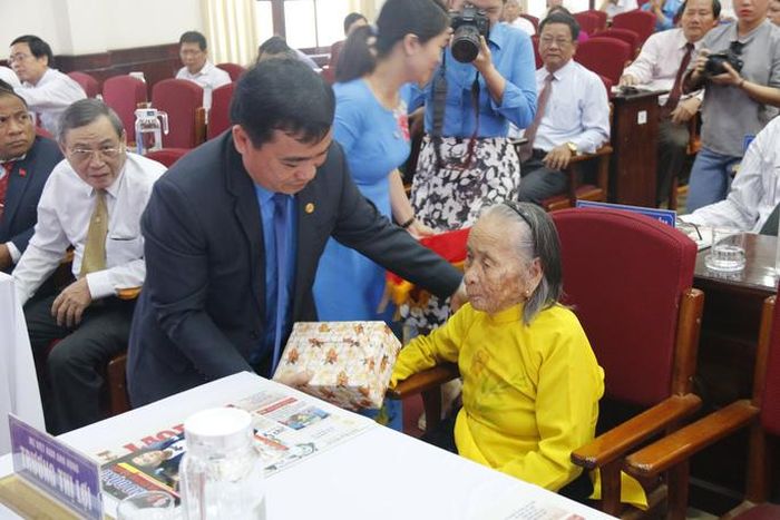 Ông Phan Xuân Quang, Chủ tịch LĐLĐ tỉnh Quảng Nam tặng quà cho Mẹ Việt Nam Anh hùng