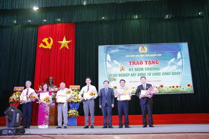 Các cá nhân được LĐLĐ tỉnh Quảng Nam trao tặng Kỷ niệm chương "Vì sự nghiệp xây dựng tổ chức Công đoàn"