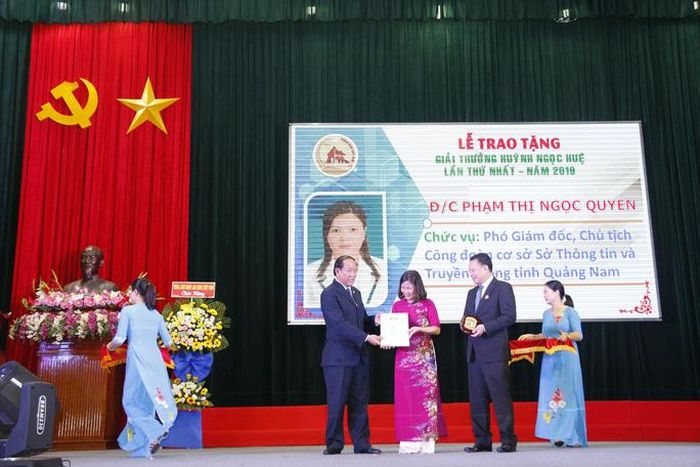 Ông Đinh Văn Thu, Chủ tịch và ông Lê Văn Thanh, Phó Chủ tịch UBND tỉnh Quảng Nam trao tặng giải thưởng Huỳnh Ngọc Huệ lần thứ nhất cho 7 cá nhân