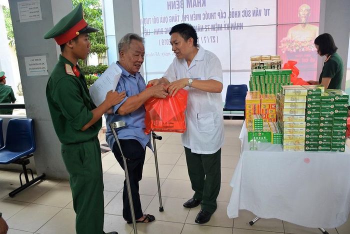  Thương binh hạng ¼, Nguyễn Văn Phê xã Tân Lập, huyện Đan Phượng phấn khởi nhận quà tặng. 