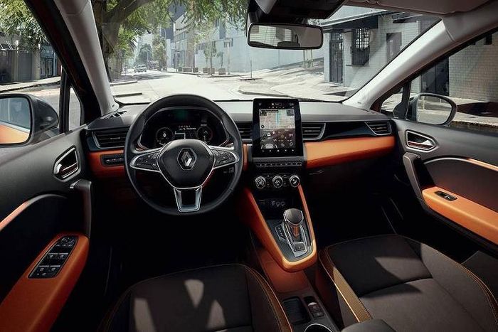 Bên trong cabin, chi tiết ấn tượng nhất của Captur là hệ thống thông tin giải trí lấy cảm hứng từ điện thoại thông minh Easy Link mới. Khách hàng có thể lựa chọn 1 trong 3 cấu hình hệ thống này tùy phiên bản: màn hình 7 inch, 7 inch với tính năng định vị và 9,3 inch có định vị.