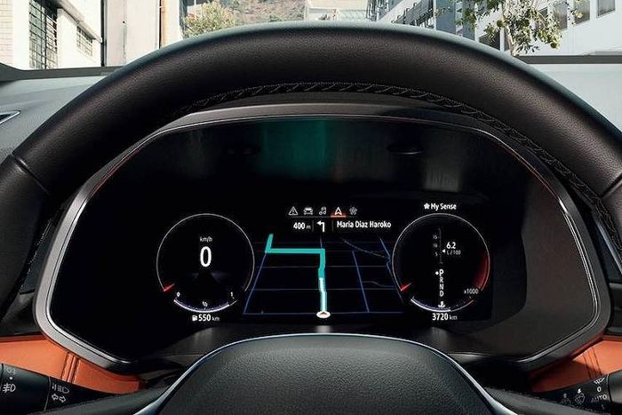 Chiếc crossover này sẽ được hưởng lợi từ công nghệ E-Tech Plug-in hybrid vào năm 2020. Về cơ bản tương tự như Clio mới, hệ động lực lai này cho phép Captur có tầm hoạt động lên đến 45km chỉ chạy điện, với tốc độ tối đa 135km/h. Hệ thống này kết hợp động cơ xăng 1.6 lít với hai động cơ điện và bộ pin 9,8 kWh.